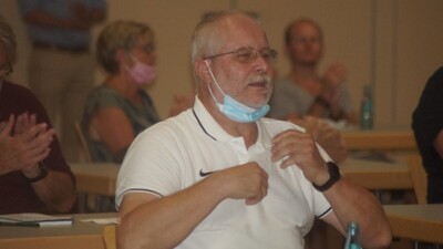 Der neue Parteichef Jürgen Schonlau bei der Verkündigung des Wahlergebnisses.