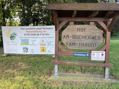 Ein großes Transparent weist auf den Hofladen der Familie Traudt am Bücherweg in Windecken hin