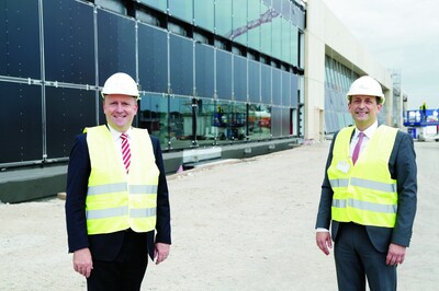Bürgermeister und Beteiligungsdezernent Becker besichtigt die Fraport-Baustelle Terminal 3