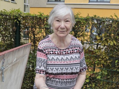 Marianne Müller (Bewohnerin) freut sich über den Ertrag des Hühnergeheges.