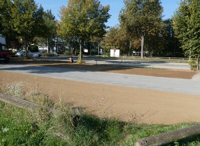 Der Parkplatz gegenüber der Otto-Hahn-Schule ist wieder nutzbar.