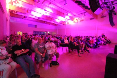 Blick ins Publikum: in achter-Grüppchen zusammen gestellt passten 200 Plätze in die Halle. Alle Anwesenden achteten genau darauf, bei jeder Bewegung vom Platz weg einen Mundschutz zu tragen.