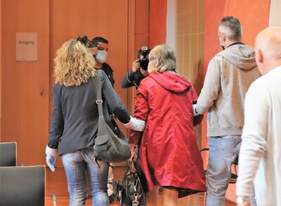 Auf dem Weg in die JVA: Nach Verkündung des Urteils erging ein Haftbefehl gegen Sylvia D - <i>Foto: Schmidt</i>