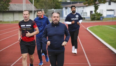 Laufen und spenden für die Angehörigen von Hanau: Im Bild vorne Bürgermeister Daniel Glöckner (Gelnhausen), Triathlet Dirk Leonhardt und rechts Etris Hashemi