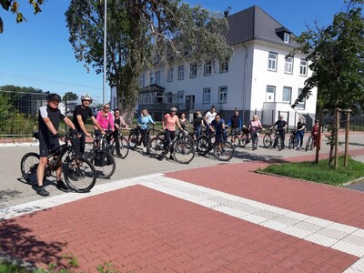 Angestellte der Stadtverwaltung haben mit Bürgermeisterin Sylvia Braun (6. von links) im Rahmen des STADTRADELNS den 5-Sterne-Weg befahren. - <i>Foto: Stadt Bruchköbel</i>