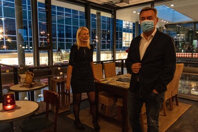 Auch Oberbürgermeister Claus Kaminsky stattete dem neuen Weinlokal einen Besuch ab.