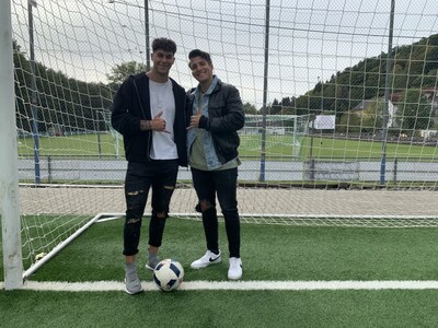 Dennis Felber mit Kumpel und Fotograf Paul Pasytsch (rechts)