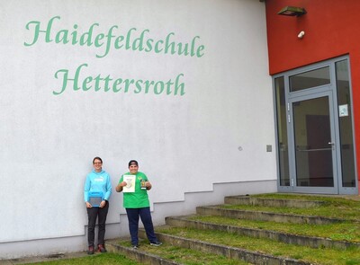 ulian Reiter, Förderschule Platz 1, Haidefeldschule, Hettersroth von links nach rechts: Praktikumskoordinatorin Tamara Frank und Julian Reiter