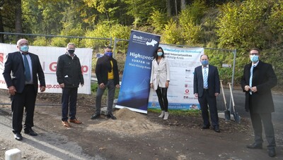 Anton Schneid (Geschäftsführer Breitband Main-Kinzig GmbH), Kreisbeigeordneter Winfried Ottmann, Ömer Altindal (Tiefbau), Simone Roth (Breitband Main-Kinzig GmbH), Flörsbachtals Bürgermeister Frank Soer und Landrat Thorsten Stolz