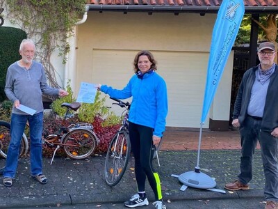 Bürgermeisterin Sylvia Braun überreicht den ersten Preis der Teams an den Skiclub Bruchköbel