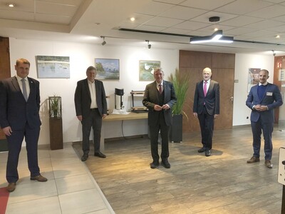 Bürgermeister Markus Röder (Hofbieber) / Vorstand und zukünftiger Sprecher PuB, Bgm Klaus Temmen (Kronberg) / Sprecher der PuB, MP Bouffier, Harald Semler (Geschäftsführer HSGB), D.Brasch (Ausschussvorsitzender Touristik / Vorstand PuB)