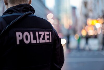 Beamte der Polizei wurden von gewaltbereiten Demonstranten verletzt - <i>Twitter: Polizei Frankfurt</i>