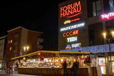 Eine Weihnachtsbude steht vor dem Forum Hanau