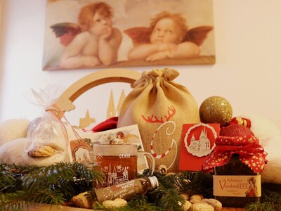 Weihnachtsmarkt zum Mitnehmen: Den Wichtelsack mit dekorativem und leckerem Inhalt gibt es in der Tourist-Info.