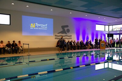 Reges Treiben wie hier bei der Eröffnung des 25m-Beckens sind aktuell mit Ausnahme des Schulschwimmunterrichts weder im noch außerhalb des Beckens möglich.