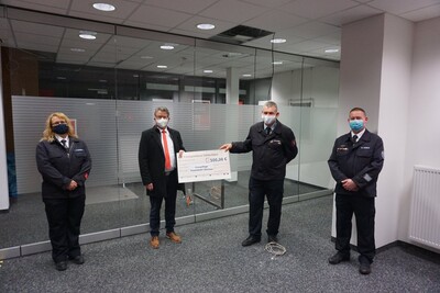 Im Bild von links: Simone Dronia, 2. Schriftführerin, Hartmut Schmitt, Udo Schlegel, 1. Vorsitzender und Markus Mosch, 3. Vorsitzender der Freiwilligen Feuerwehr Steinau - <i>Foto: Kreissparkasse Schlüchtern</i>