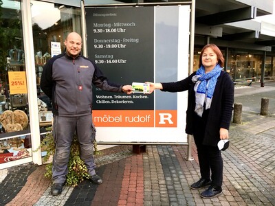Übergabe der Schlüchterner-Geschenkgutscheine im Einrichtungshaus Rudolf: Fachmonteur Manuel Landmann und Prokuristin Heike Ries-Rudolf