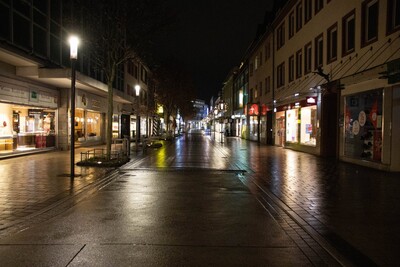 Leergefegte Straßen in Hanau - auch an Silvester und Neujahr wird sich dieses Bild nicht ändern. - <i>Archivfoto: KN / Tobias Rehbein</i>
