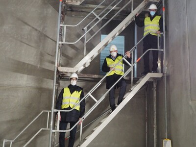 Landrat Thorsten Stolz (rechts) und Erlensees Bürgermeister Stefan Erb (Mitte) haben gemeinsam mit Stephan Zimmermann, Geschäftsführer der Lidl-Regionalgesellschaft Alzenau, die Baustelle des Lidl-Verwaltungs- und Logistikzentrums besucht.