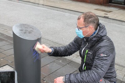 Der Graffiti-Tag an diesem Abfallbehälter ist schnell beseitigt.