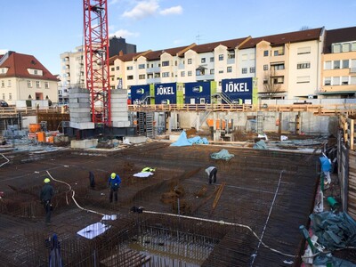 Auf dem Kreissparkassen-Areal läuft alles nach Plan. - <i>Fotos: Jökel Bau</i>