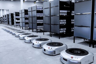 Erinnern ein wenig an Saugroboter, werden am Logistikstandort Erlensee aber künftig ganze Regale durch das Lager fahren  - <i>Foto: Geek+</i>