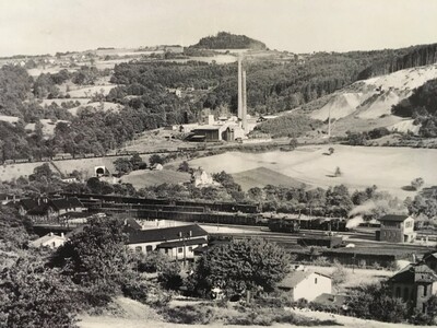 Hutten: Historisches Foto der 180°-Eisenbahnkurve bei Elm mit dem Zementwerk - im Hintergrund Hutten auf dem Berg.