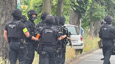 Großeinsatz der Polizei wegen Schüssen - <i>Foto: Jürgen Mahnke</i>