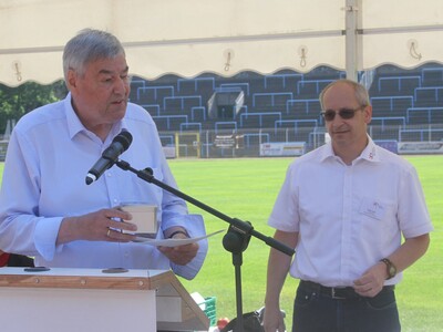 Lsbh-Präsident Dr. Rolf Müller zeichnet den scheidenden Sportkreisvorsitzenden Stefan Bahn aus