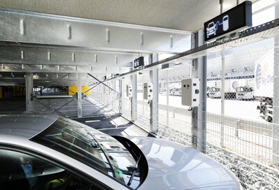 Innenansicht mit E-Parkplatz Parkhaus Gateway Gardens Fraport AG