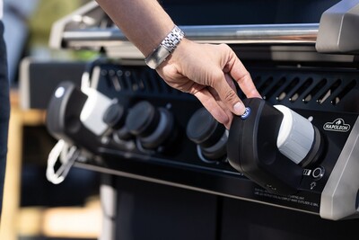 Der akkubetriebene Adapter von Grillfürst wird einfach auf dem gewünschten Drehknauf aufgesetzt.