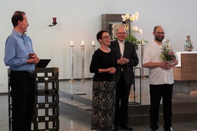 Musik macht froh: Martina Jacobs und Dechant Andreas Weber danken mit guter Laune den beiden Musikern Dr. Krystian Skoczowski (rechts) und Dr. Daniel Schmidt (links).