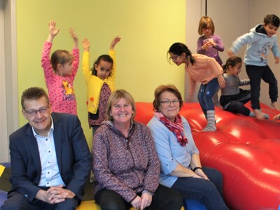 Ellen Krause (vorne i.d. Mitte) fördert die Beweglichkeit von Kindern als qualifizierte Fachkraft in allen Kitas.