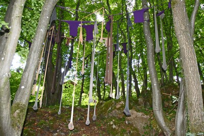 Mittlerweile zum neunten Mal findet das LandArt-Kunstprojekt entlang eines Kunstpfades von und bis zum Bergrestaurant statt.