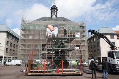 Im September soll das Baugerüst am Neustädter Rathaus verschwinden.  - <i>Archivfoto: Stadt Hanau</i>