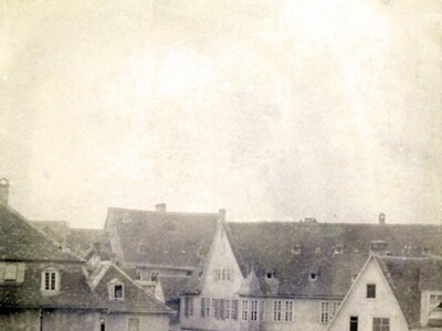 Eingang zum Schlossplatz aus der Graf-Philipp-Ludwig Straße um 1860 - <i>Foto: Sammlung Jens Arndt</i>