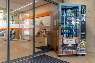 Der Automat steht im Eingangsbereich der Filiale Schlüchtern Unter den Linden 32 - 34