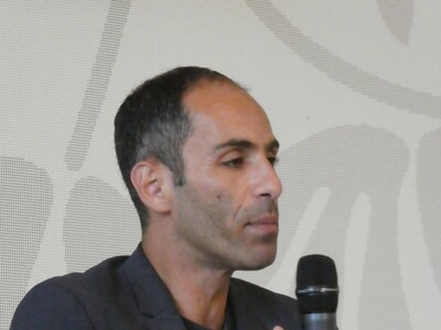 Ali Al-Dailami sprach als Hauptredner die maßgeblichen Politikfelder Armut-Reichtum bzw. soziale Gerechtigkeit, Klimawandel und Frieden an.