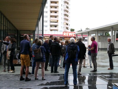 Bürger, Politik- und Gewerbevertreter informieren sich über das neue Bruchköbeler Stadtzentrum.