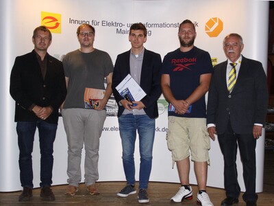 Die drei Innungsbesten (v. l. n. r.): Klaus Behlke (Berufsschullehrer), Jens Eckert (3. Platz), Laurenz Buck (1. Platz), Patrick Kern (2. Platz) und Walter Ebert (Obermeister).