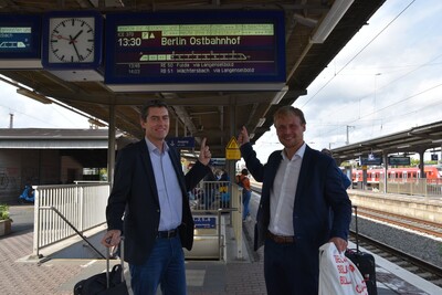 Für Lennard Oehl geht es zum ersten Mal nach Berlin, für Sascha Raabe wird das eine der letzten Fahrten in den Bundestag - <i>Fotos: Moritz Pappert</i>