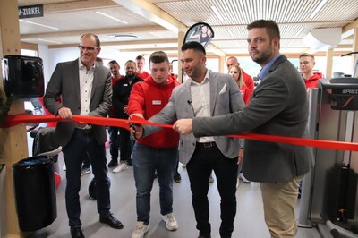 Bürgermeister Sascha Spielberger, Studioleiter Fabian Friedrich, Get Fit-Inhaber Eugen Leibman und Investor Christian Bien (von links) beim Durchschneiden des roten Bandes.