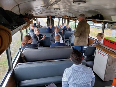 IHK-Präsident Dr. Norbert Reichhold erklärte im „Uerdinger Schienenbus“, warum die Eisenbahnstrecke Gelnhausen-Gießen modernisiert werden soll. - <i>Foto: Oberhessischen Eisenbahnfreunde Gießen</i>