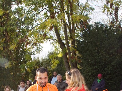 Siegerehrung der besonderen Art: Trainer Chihab erhält die Siegermedaille von seiner Ehefrau und Mannschaftsbetreuerin Natascha. - <i>Foto: JSG Schöneck</i>