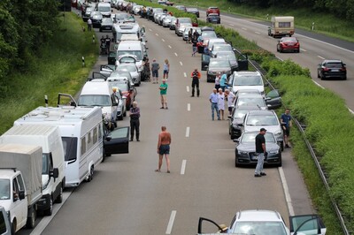Für das Nichtbilden oder unerlaubte Nutzen einer Rettungsgasse drohen nicht nur Bußgelder zwischen 200 und 320 Euro, sondern zudem ein Monat Fahrverbot sowie zwei Punkte. - <i>Archivfoto: KN/Henrik Schmitt</i>