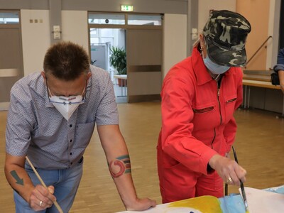 Die Einladung zum Malen nahm Bürgermeister Stefan Erb gerne an.