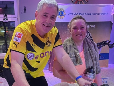 Strahlende Gesichter bei Ludger Stüve und Angelika Kretzschmar, die das 24-Stunden-Cycling organisiert haben. - <i>Foto: Lions Club Main-Kinzig Interkontinental</i>