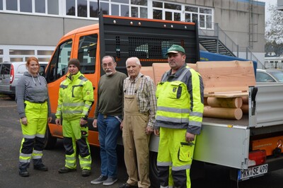 Die Ruhebänke wurden von einem Bauhof-Team verladen und ausgeliefert.