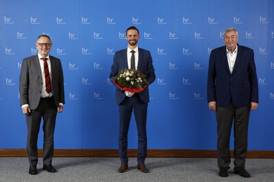 (v.l.n.r.): Der amtierende hr-Intendant Manfred Krupp, der gewählte Nachfolger Florian Hager und hr-Rundfunkratsvorsitzender Rolf Müller.