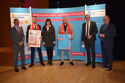 Fleischer Jungmeister v.l.n.r.: Martin Gutmann (Kreishandwerksmeister), Giuliano Fusaro, Daniela Roß (Obermeisterin), Tim Müller, Thomas Morlock (Stadtrat) und Joachim Wagner (Vizepräsident der Handwerkskammer Wiesbaden). - <i>Foto: Kreishandwerkerschaft Hanau</i>